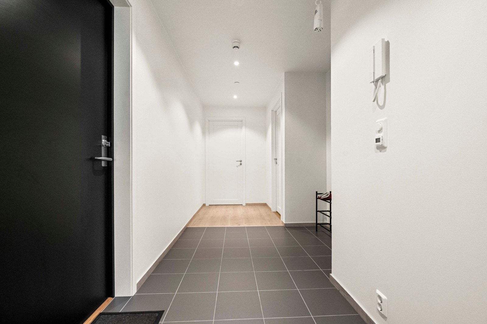 Flislagt entre - hele leiligheta har vannboren gulvvarme Galleribilde