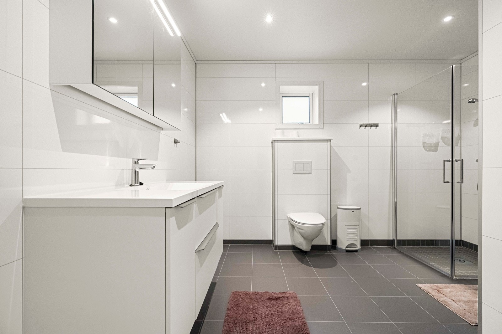 Badet er av god størrelse med tidløse overflater og innredninger Galleribilde