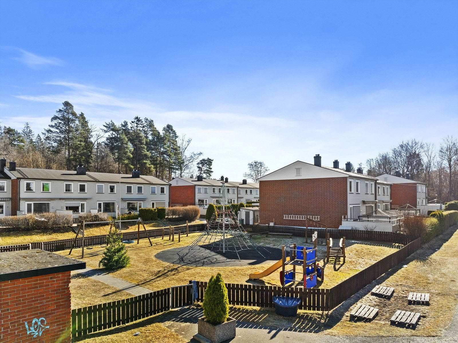 Borettslagets fellesareal er opparbeidet med fin lekeplass Galleribilde