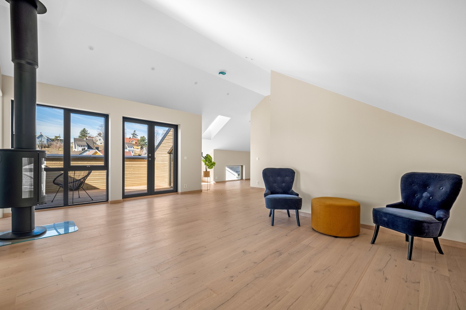 I andre etasje er en romslig loftstue med utgang til terrasse Galleribilde
