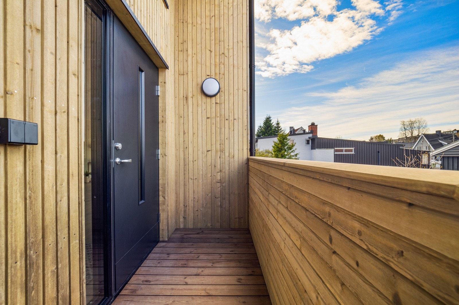 Flott inngangsparti! Kledning med vedlikeholdsfri panel Galleribilde