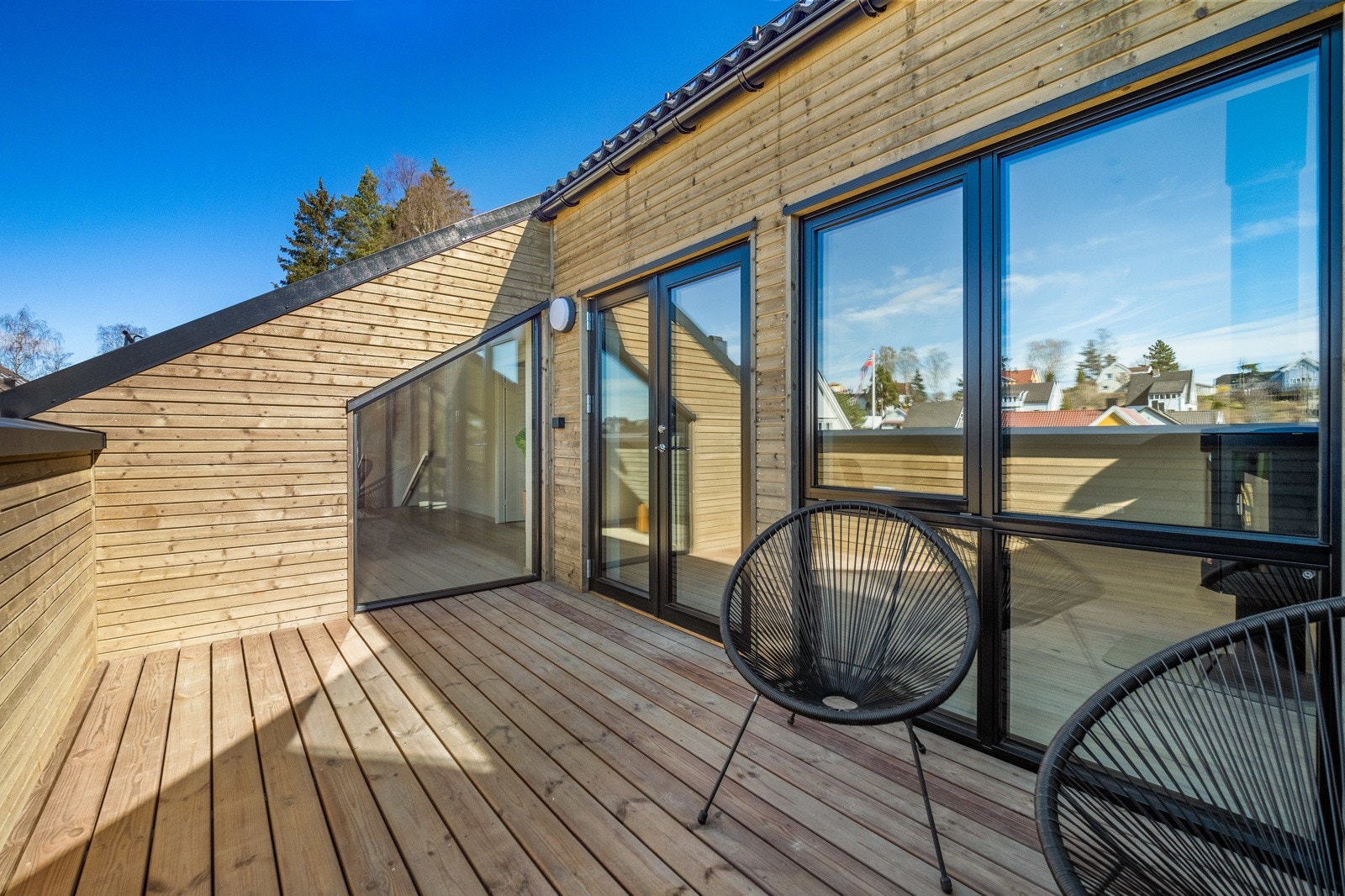 Fra loftsstuen er det adkomst til en vestvendt og solrik terrasse på 11 kvm Galleribilde