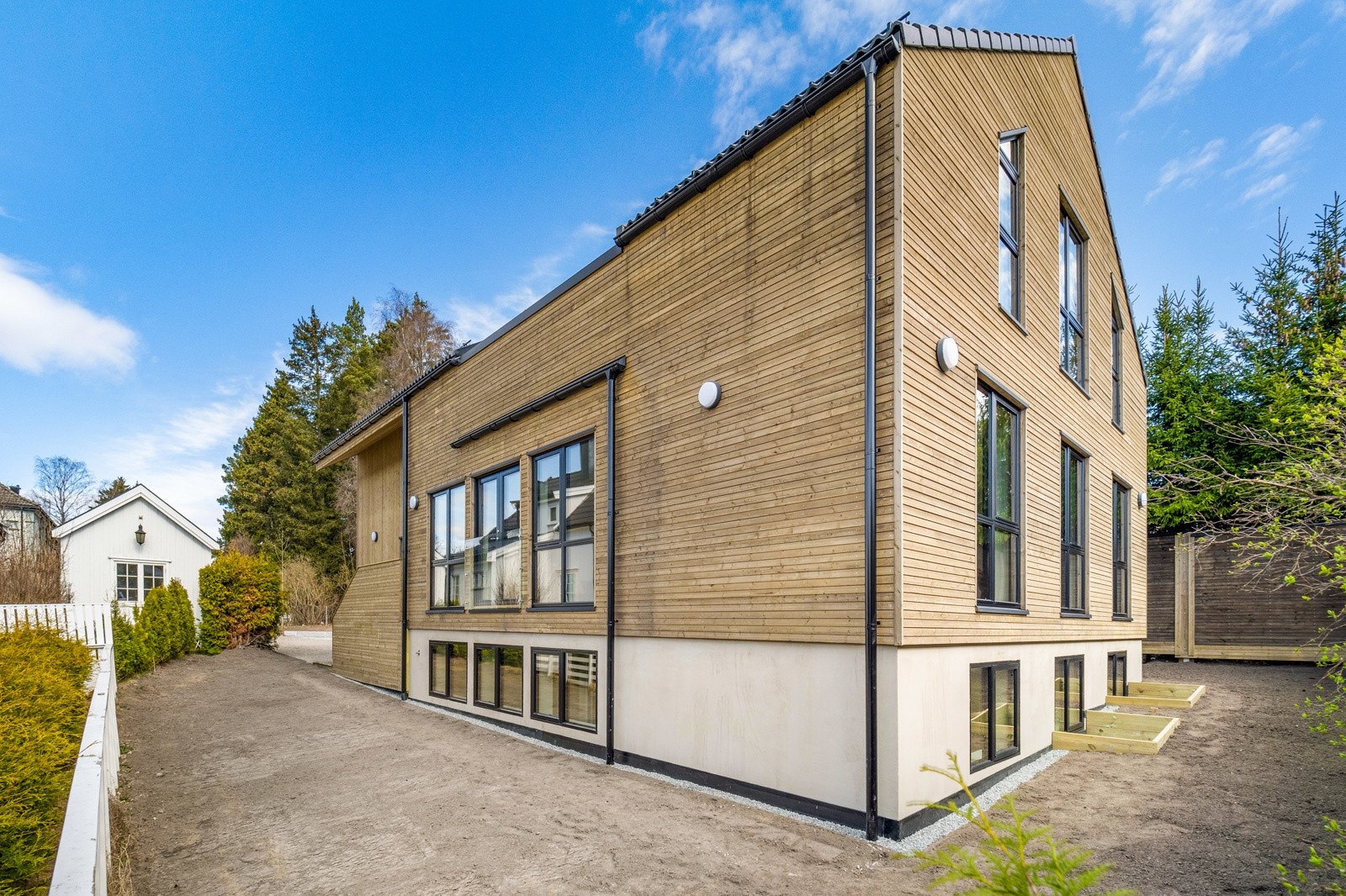 Boligen holder gjennomgående høy standard og byr på en familievennlig planløsning med romslig stue, loftstue med utgang til terrasse og hele 7 soverom Galleribilde