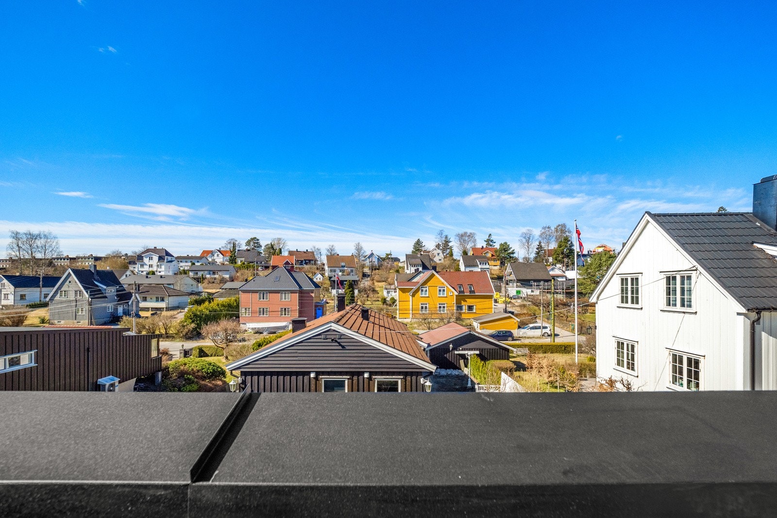 Eiendommen ligger i et attraktivt og veletablert villaområde på Godlia/Skøyenåsen, med nærhet til skoler, barnehager, offentlig kommunikasjon, samt et godt utvalg av fasiliteter og servicetilbud Galleribilde
