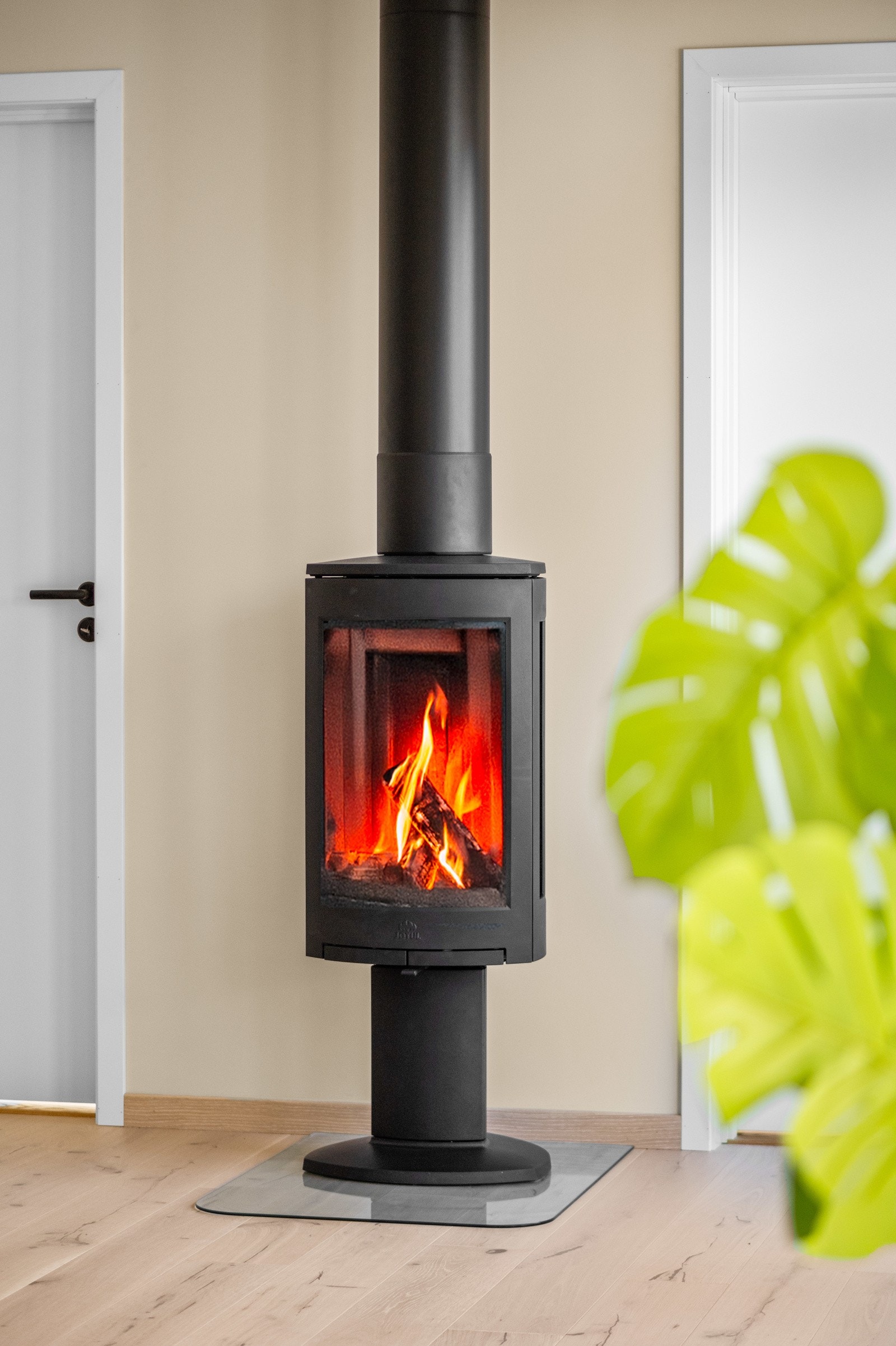 Flott Jøtul peis som bidrar til en god varme og ekstra hygge Galleribilde
