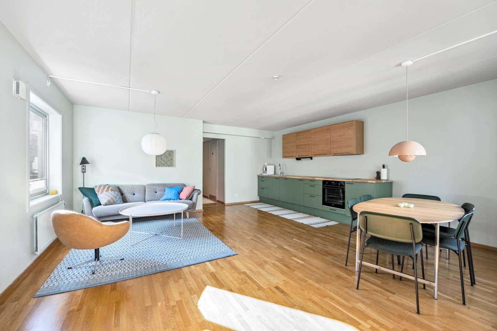 Flott stue med god plass til spisebord og sofagruppe Galleribilde