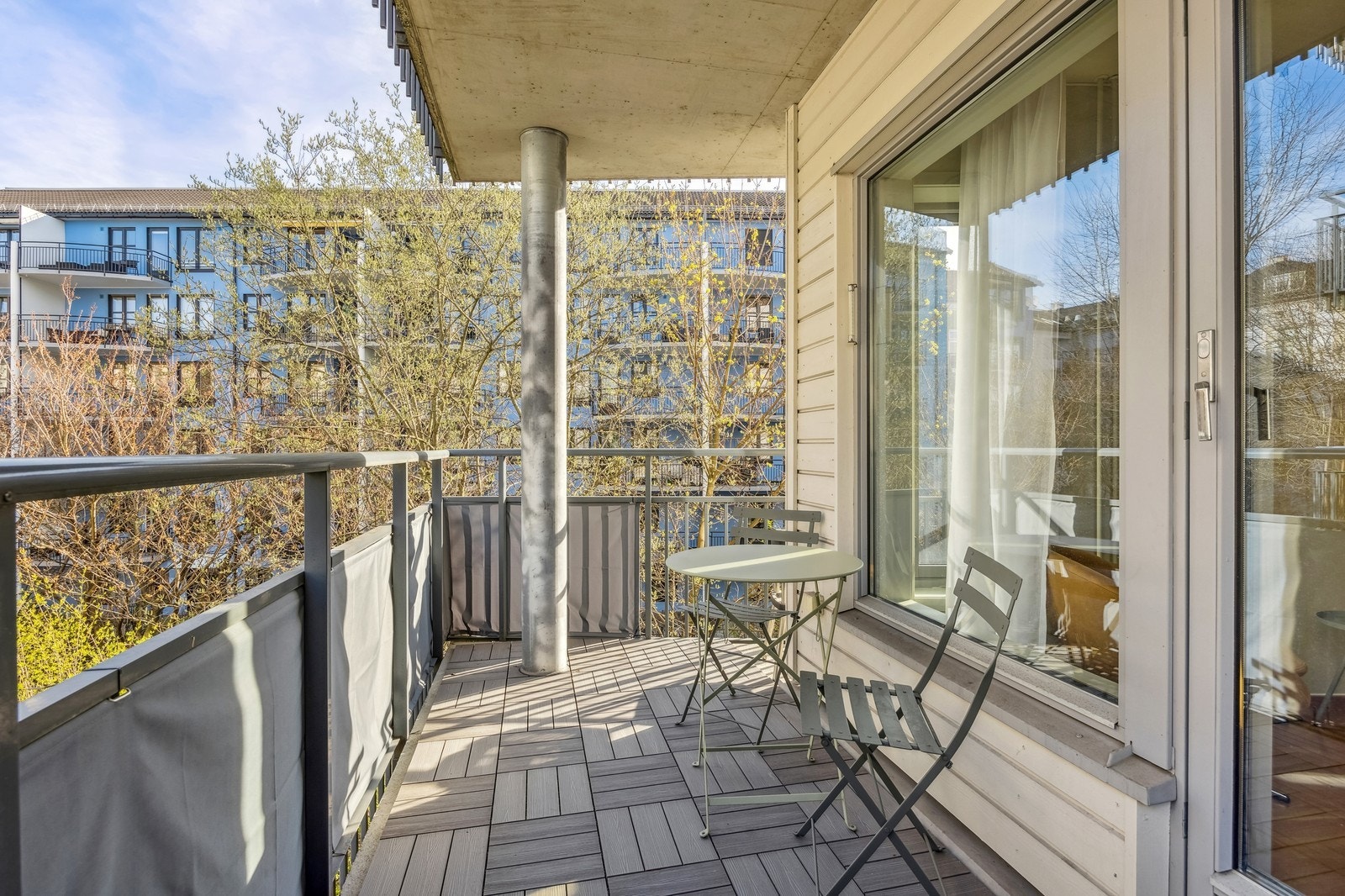 Balkong ut mot felles hage og vekk fra gate Galleribilde