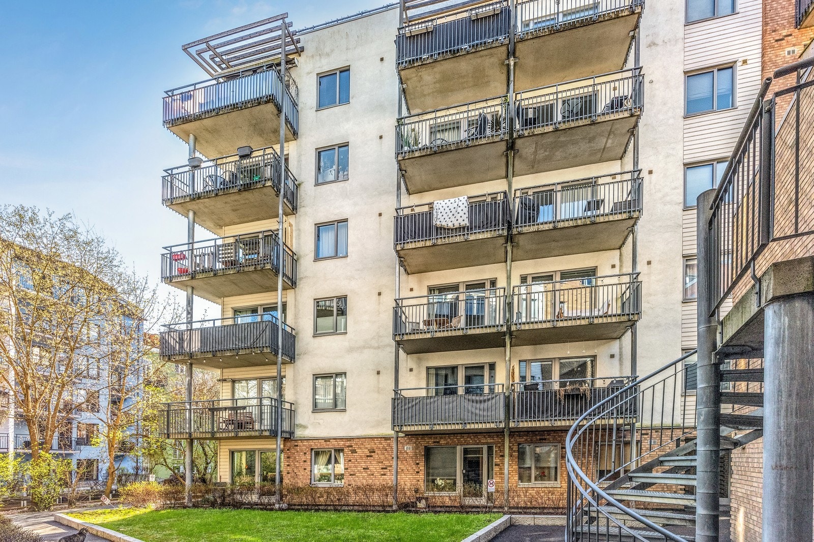 Fasade, med fellesbakhage og balkong Galleribilde