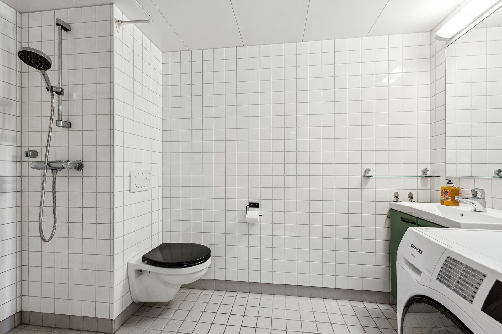 Bad med opplegg for vaskemaskin Galleribilde