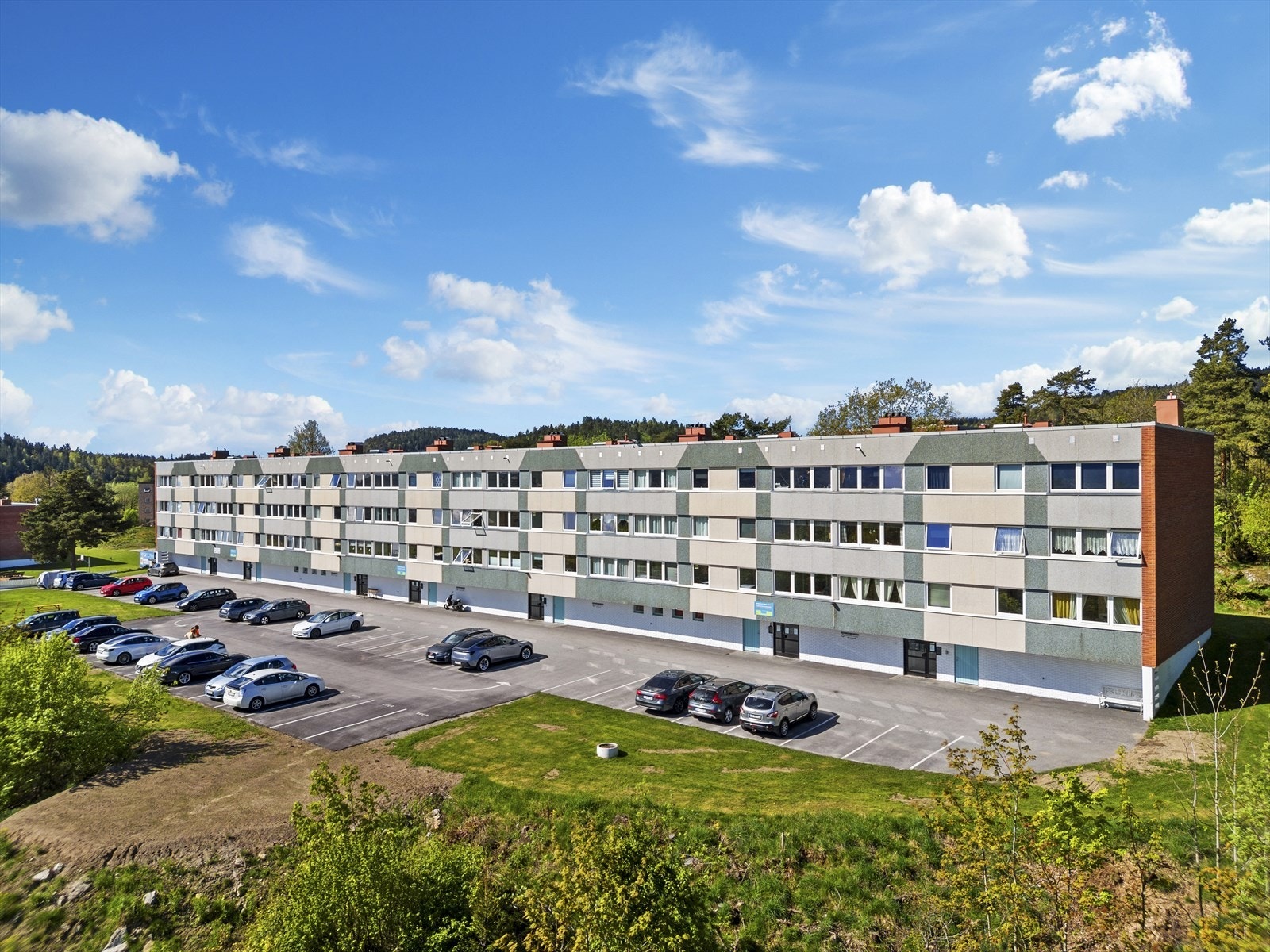 Parkeringsplass og gjesteparkering rett utenfor blokken Galleribilde