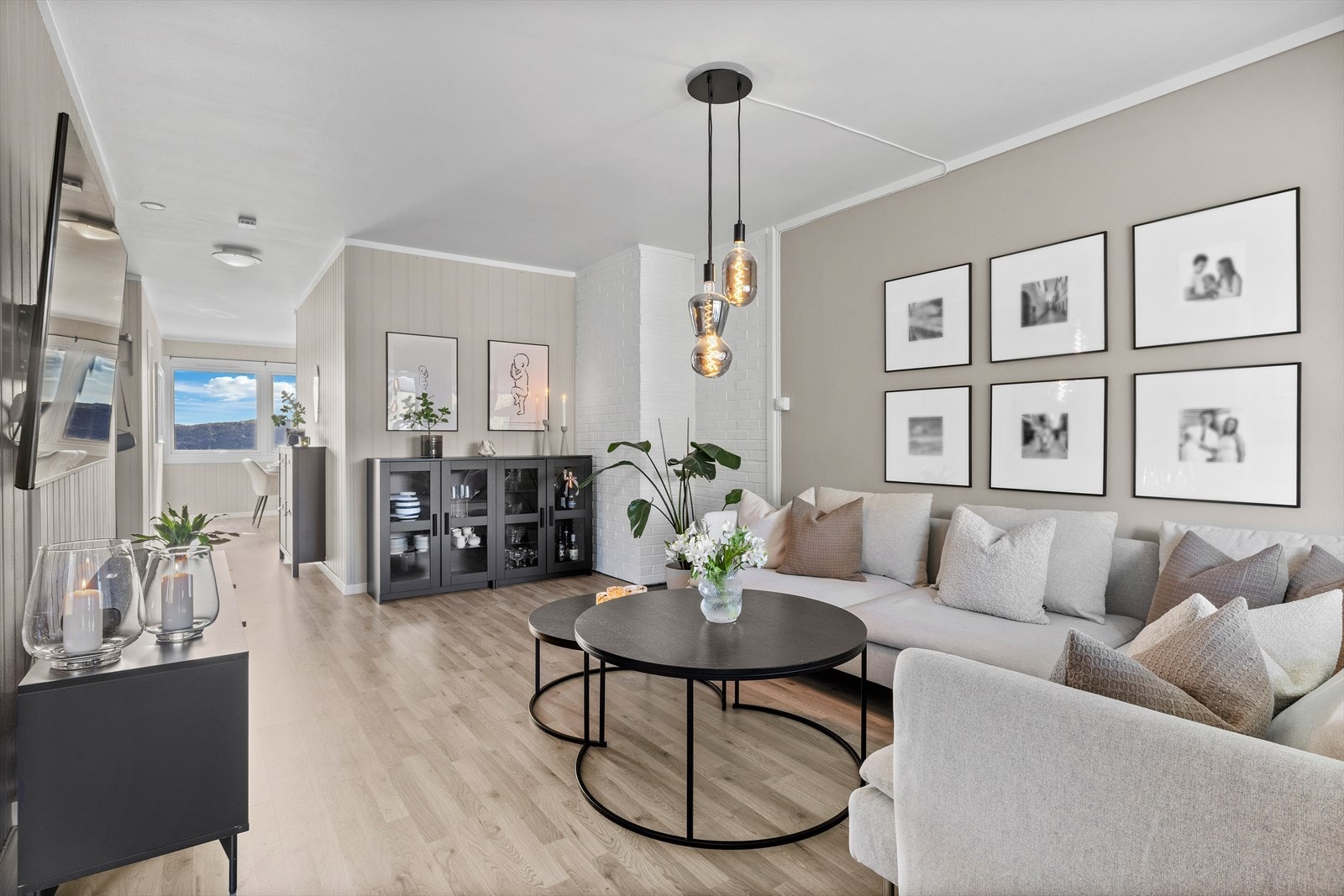 Romslig stue med god plass til sofagruppe Galleribilde