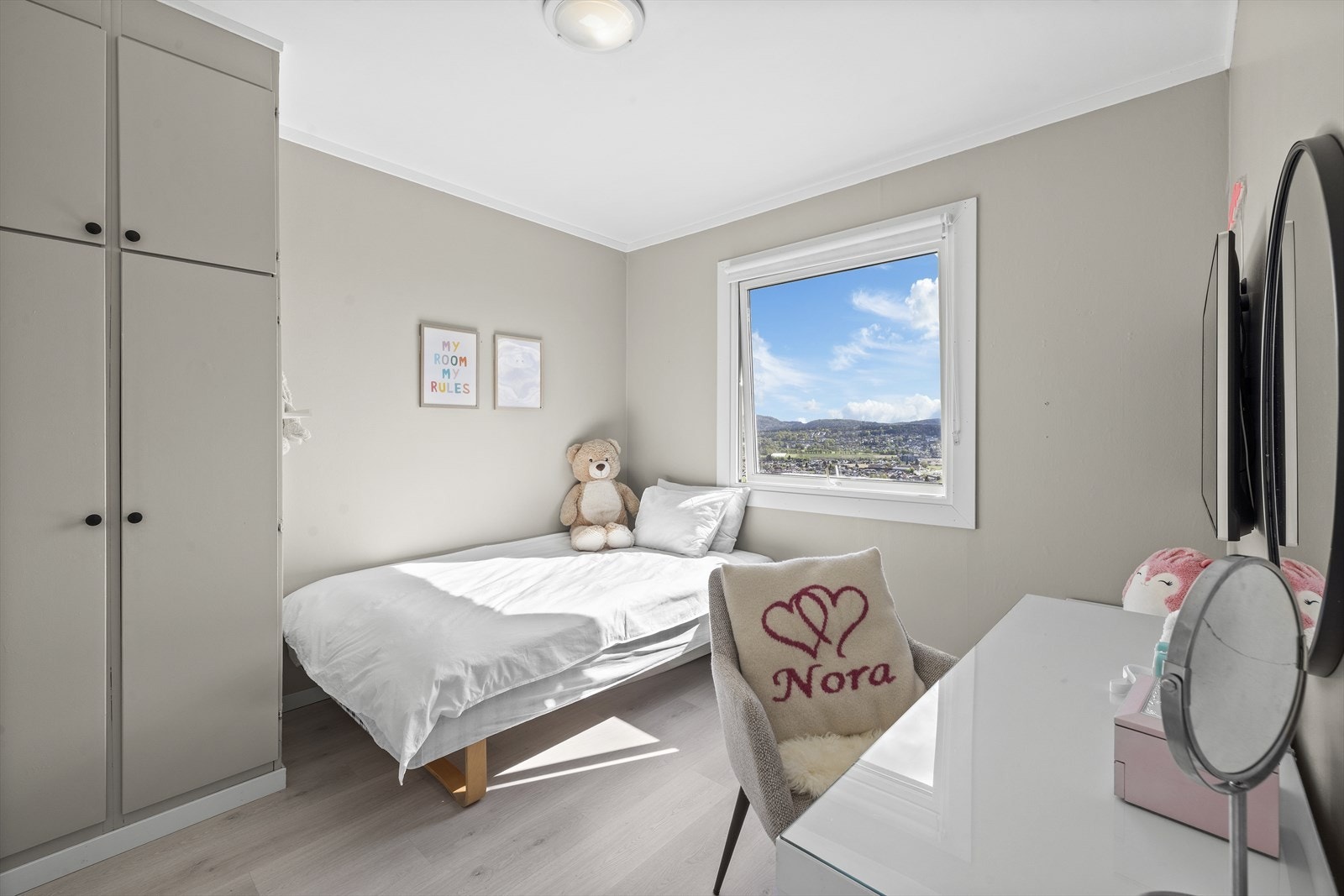 Soverom 2 med plassbygd skap Galleribilde