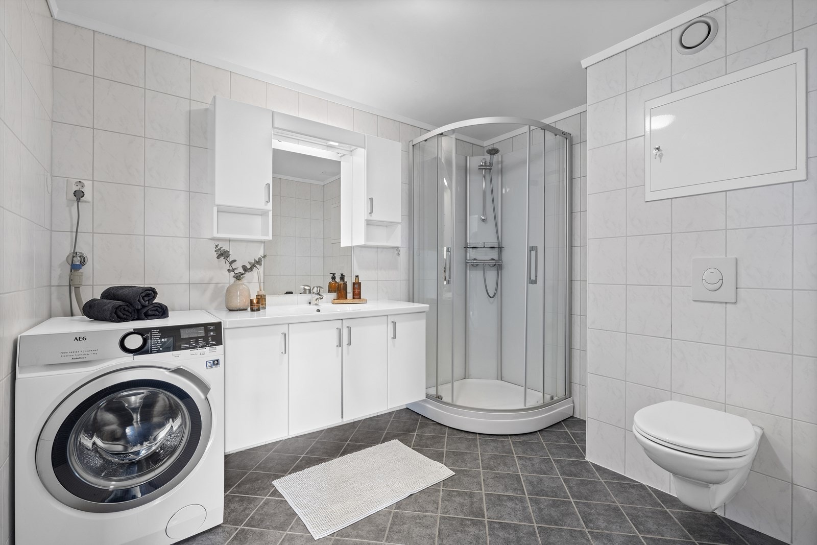 Pent flislagt bad/vaskerom renovert av borettslaget i 2016 Galleribilde