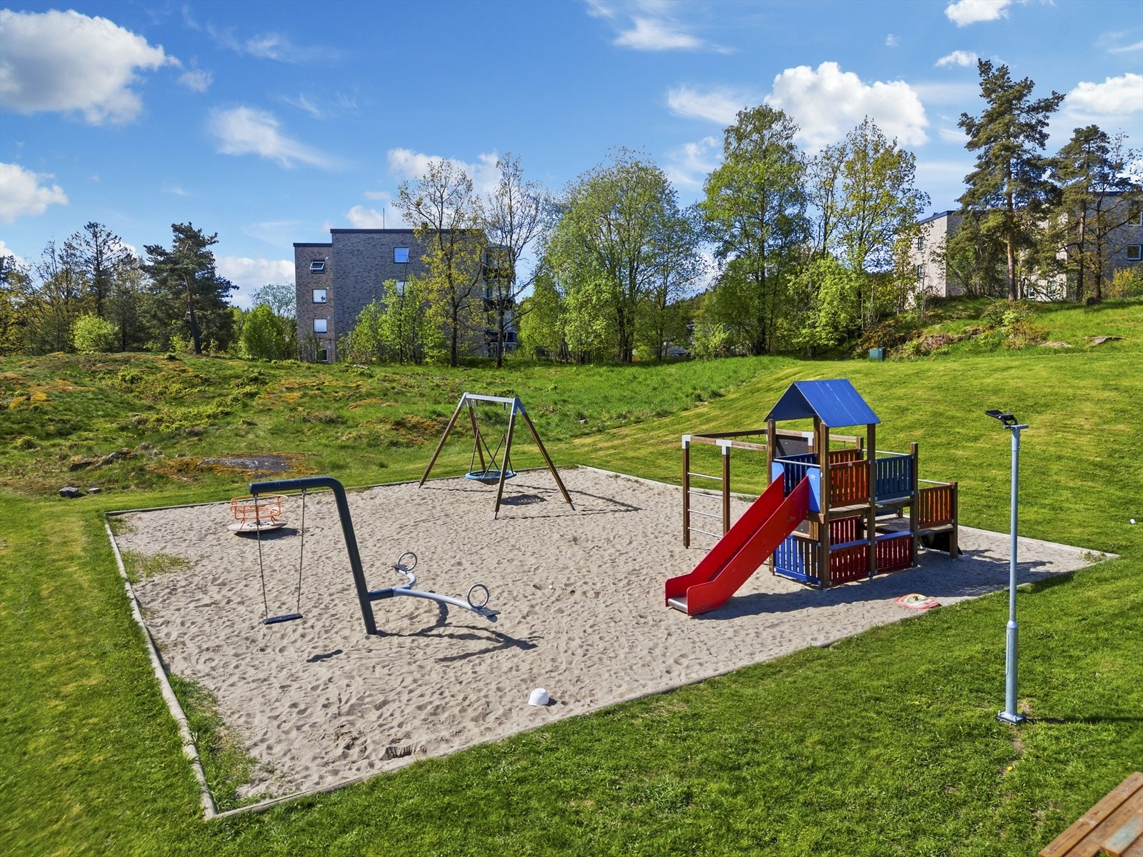 Fellesarealer er pent opparbeidet - lekeplass Galleribilde