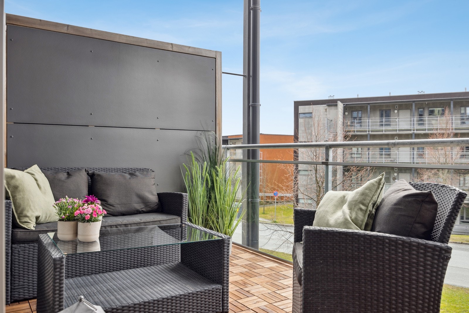 Balkongen har levegger og overbygd tak som øker brukskvaliteten av uterommet. Galleribilde