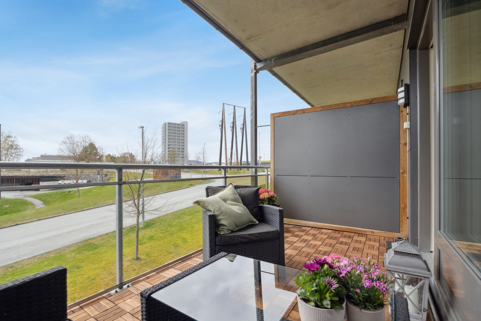 Leiligheten ligger i et nyere boligkompleks fra 2014, omkranset av pene grøntområder med sittebenker, gangstier og lekeplasser. 2 minutters gange til buss og butikk Galleribilde