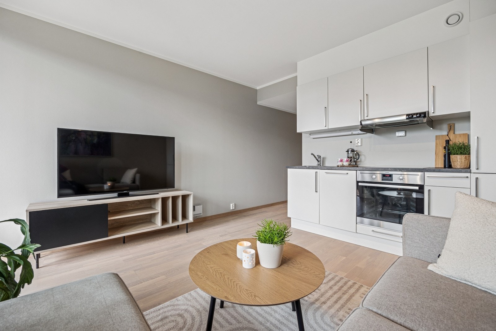 Behagelig oppvarming via fjernvarme inkludert i felleskostnadene, som for øvrig er på kun 2 363,-. Galleribilde