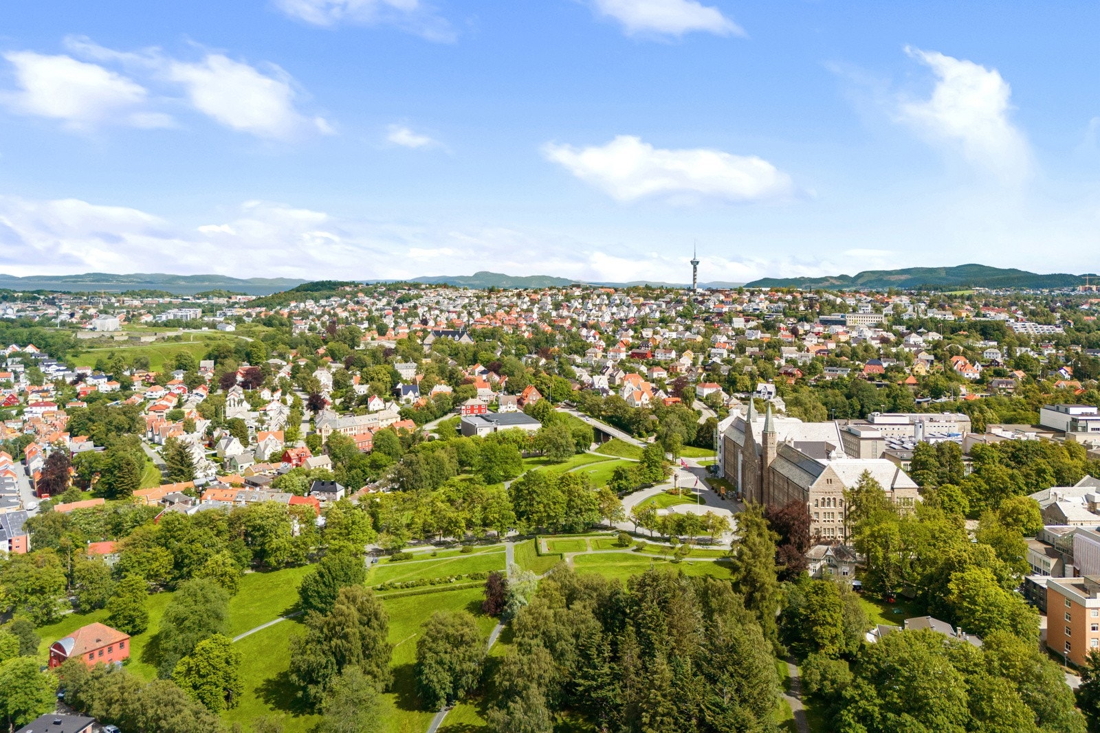 Kort sykkeltur og hyppige bussavganger til NTNU Gløshaugen. Galleribilde