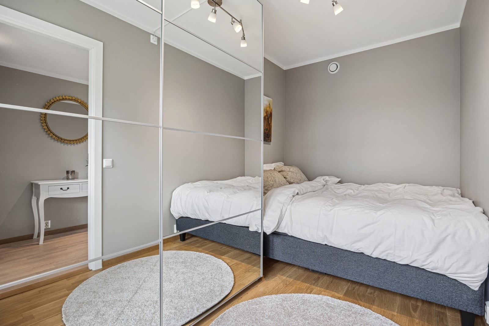 Leiligheten kan by på et innbydende soverom på 7,8 kvm med god plass til dobbeltseng og nattbord. Galleribilde