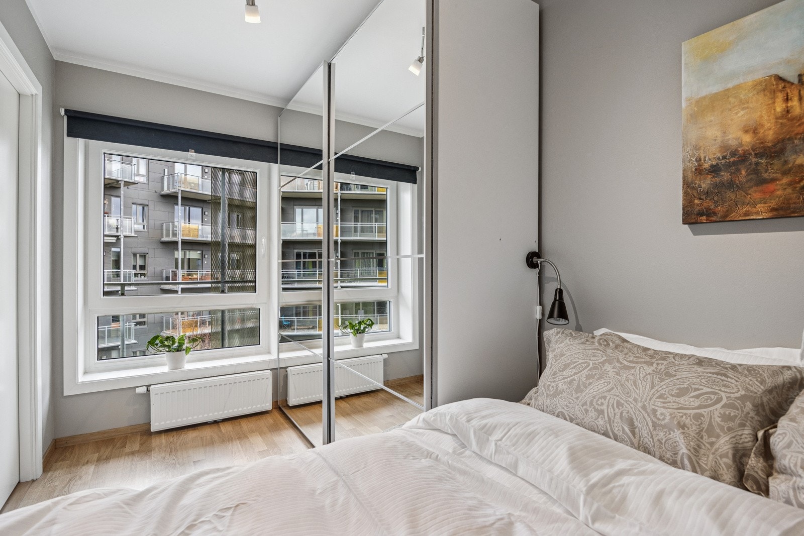 Det er gode oppbevaringsmuligheter i en romslig skyvedørsgarderobe. Galleribilde