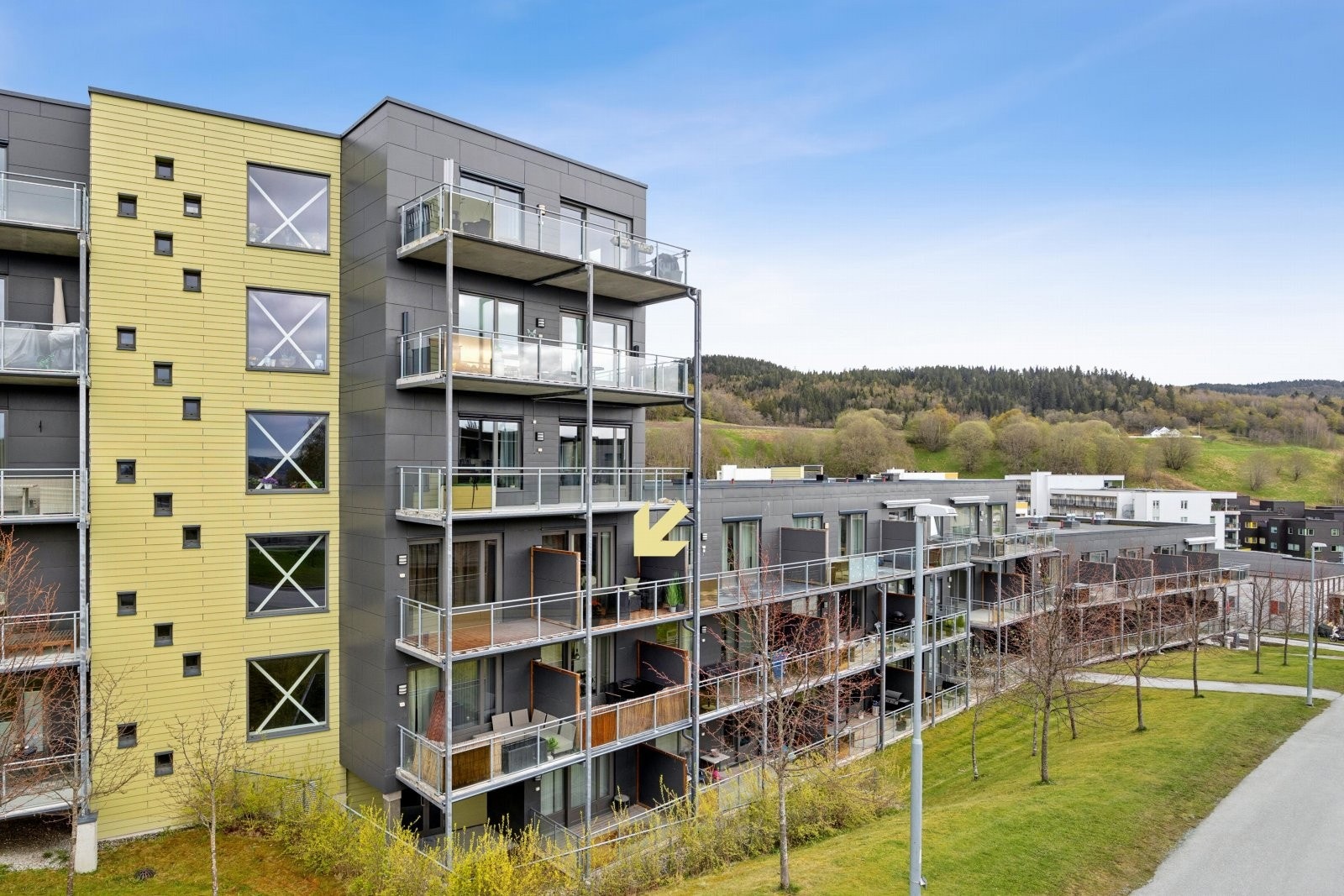 Leiligheten har en vestvendt beliggenhet i 3. etasje med gode solforhold på ettermiddag- og kveldstid. Galleribilde