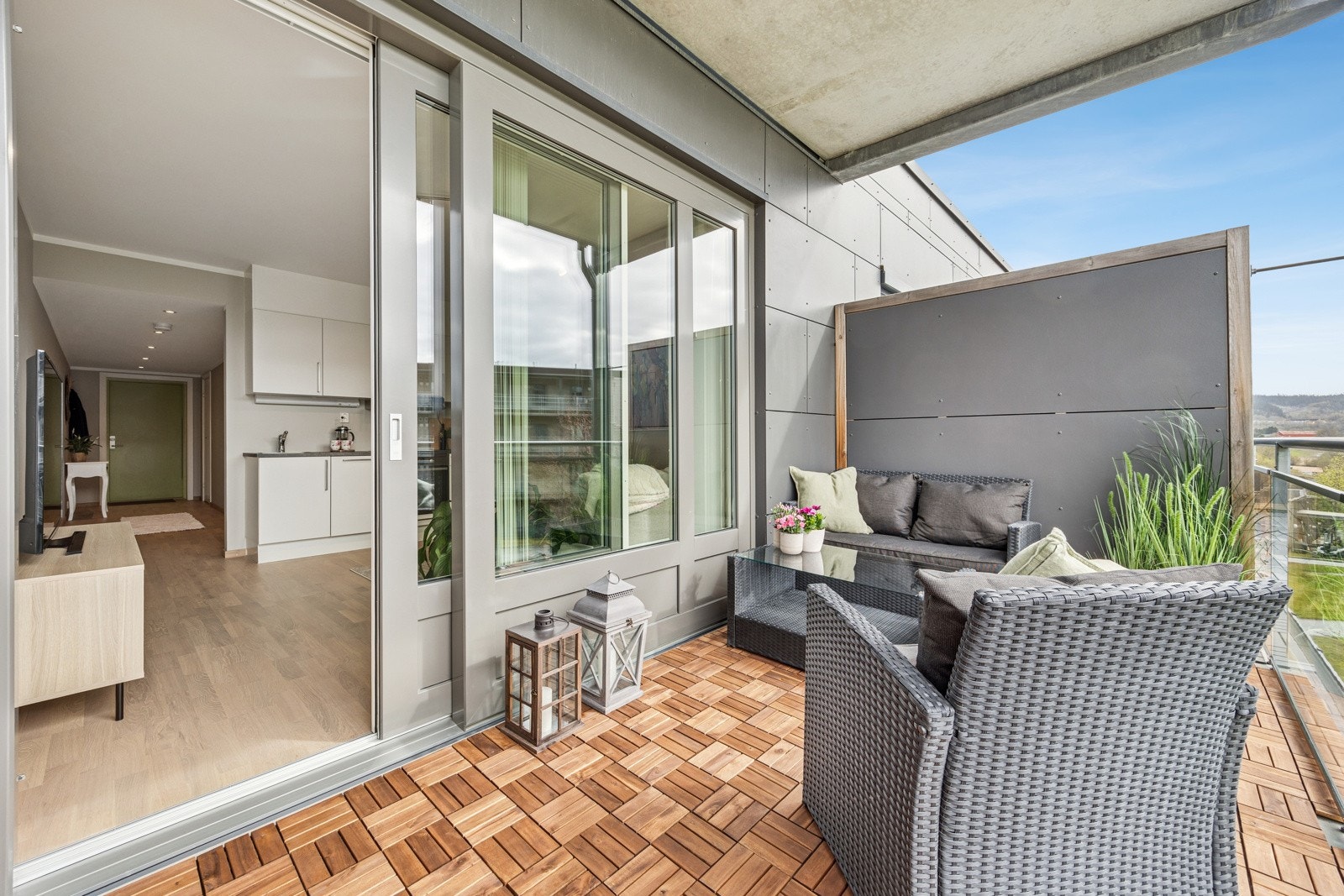 Via skyvedør i stuen er det adkomst til en vestvendt balkong på 8,2 kvm. Galleribilde