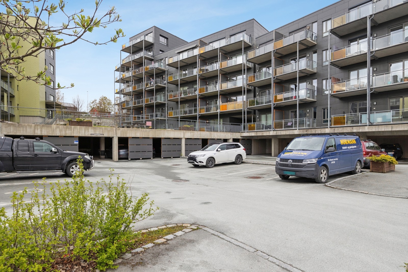 Seksjonen har ingen fast parkeringsplass, men det er flere oppstillingsplasser på felles parkeringsplasser i sameiet. Galleribilde