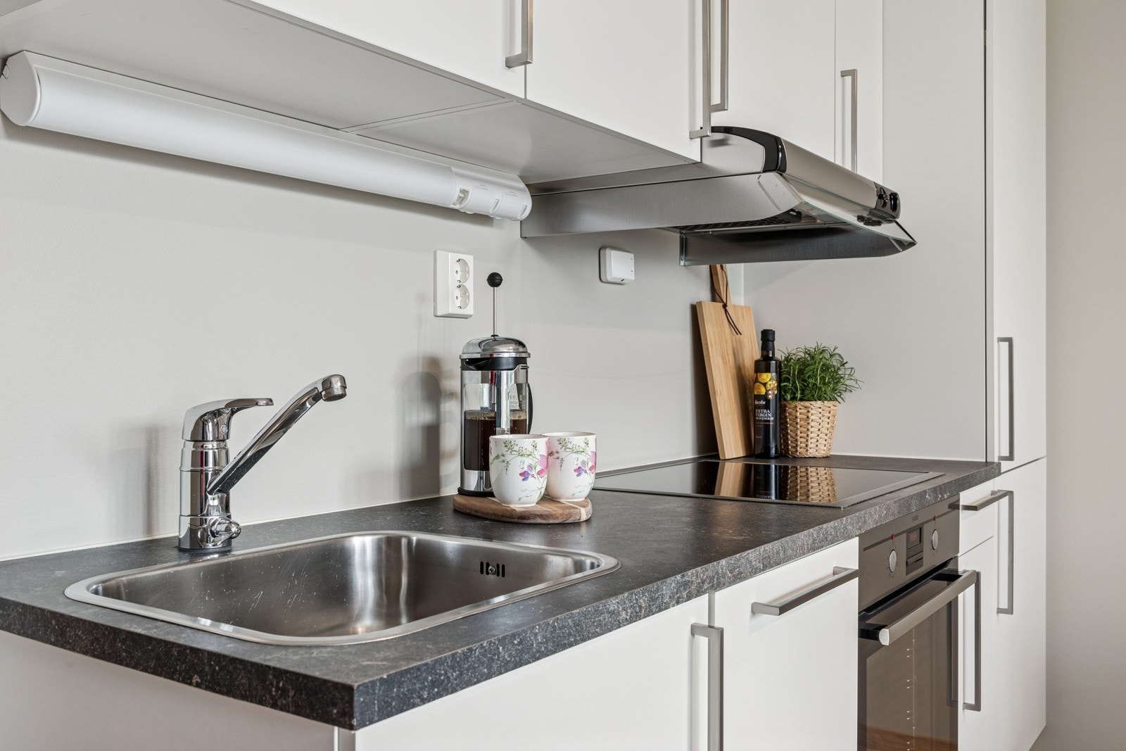 Det er medfølgende hvitevarer i form av stekeovn, platetopp, kombiskap og oppvaskmaskin. Galleribilde