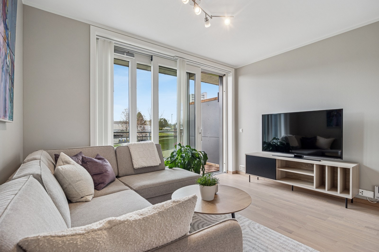 Store vindusflater ved endeveggen gir rikelig med innlys og skaper en god romfølelse. Galleribilde