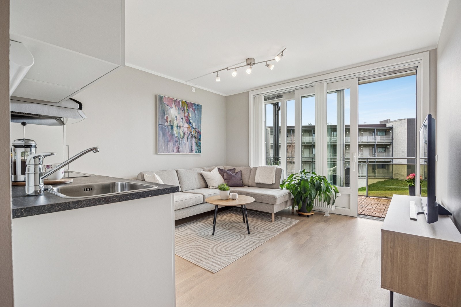 Leiligheten har flotte overflater i en behagelig fargepalett og naturlige soner for møblering. Galleribilde