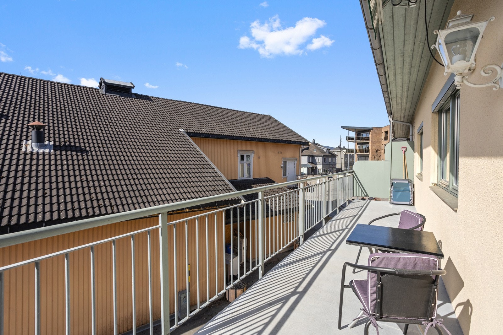 Balkongen strekker seg langs med leiligheten og tilbyr god plass til å nyte sola. Galleribilde
