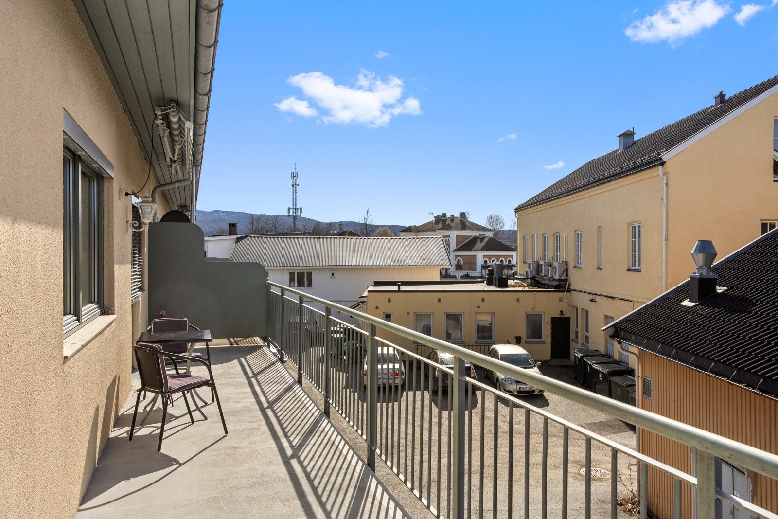 Balkongen strekker seg langs med leiligheten og tilbyr god plass til å nyte sola. Galleribilde