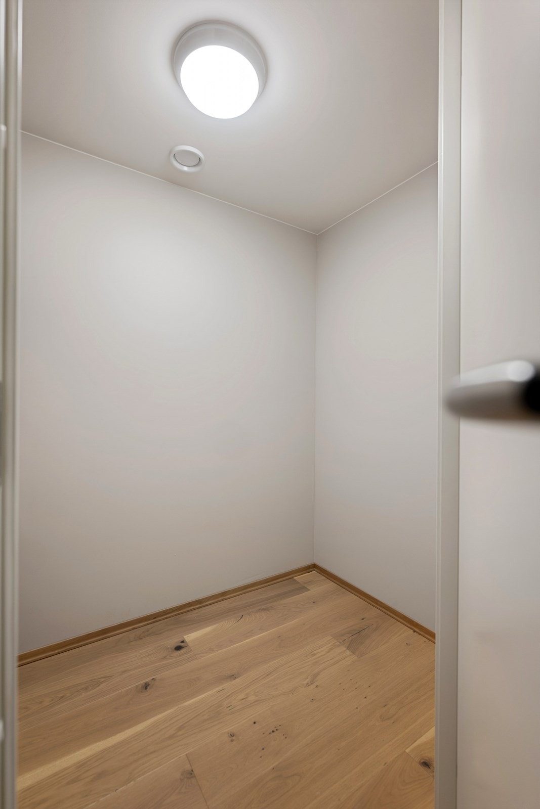 Meget praktisk med innvendig bod i leiligheten på ca 3 kvm tilknyttet entreen i tillegg til bod i kjeller på ca 5 kvm. Galleribilde