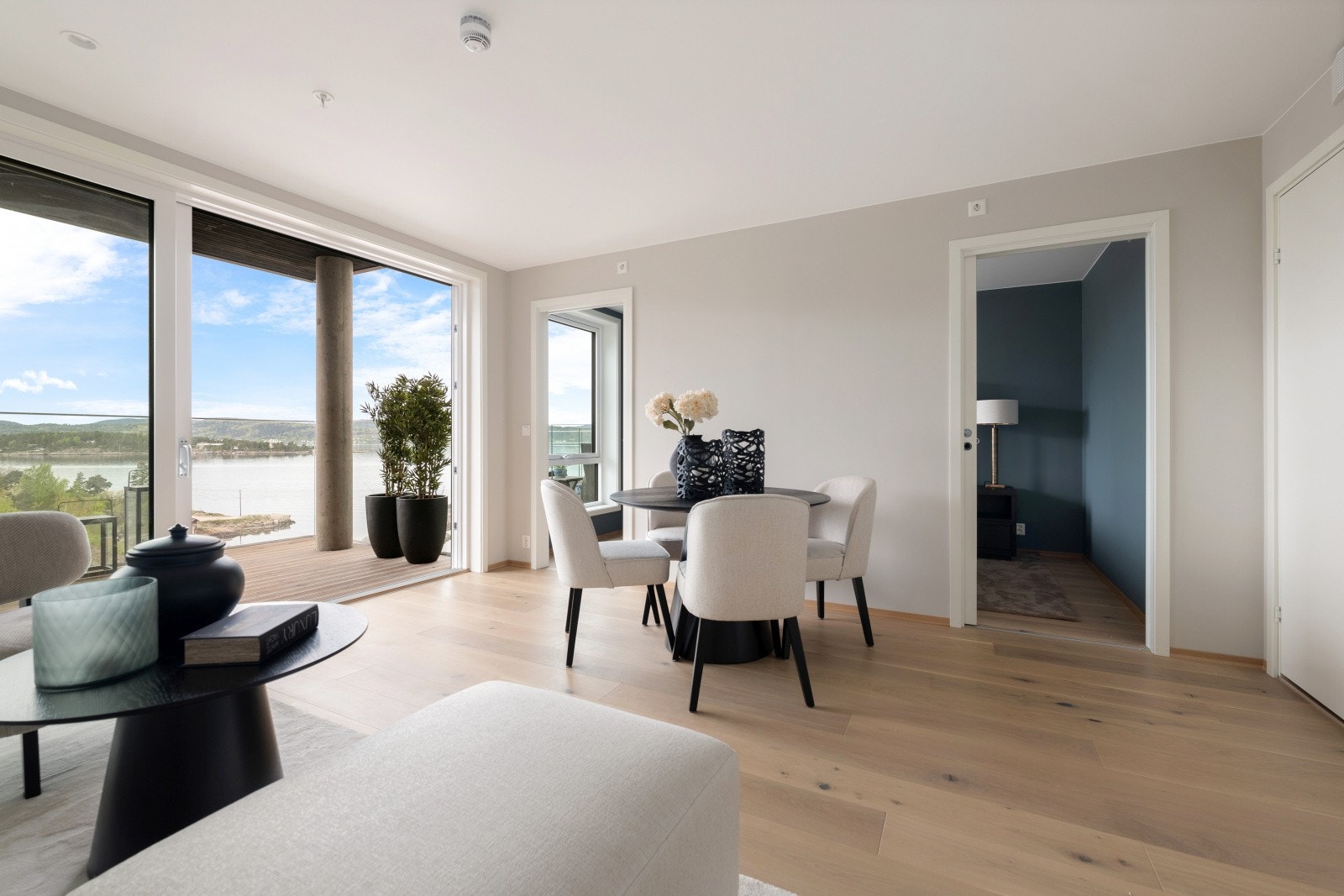 Det er inngang til soverom på "hver" side av sengen Galleribilde