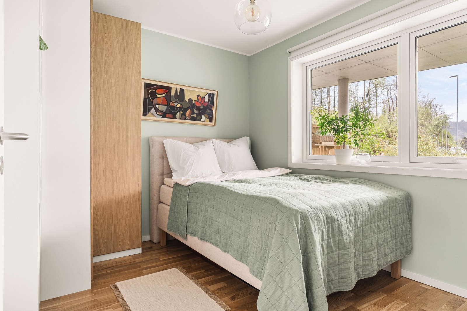 Romslig hovedsoverom med plass til dobbeltseng. Galleribilde