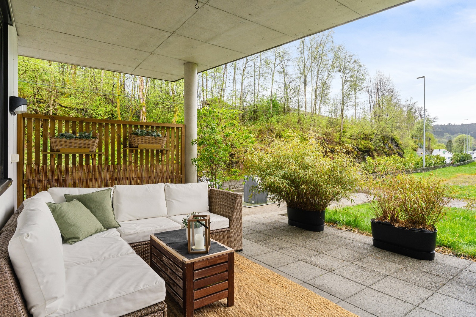 Leiligheten har en herlig privat markterrasse på ca 15 kvm hvor varme sommerdager og lune høstkvelder kan nytes. Galleribilde