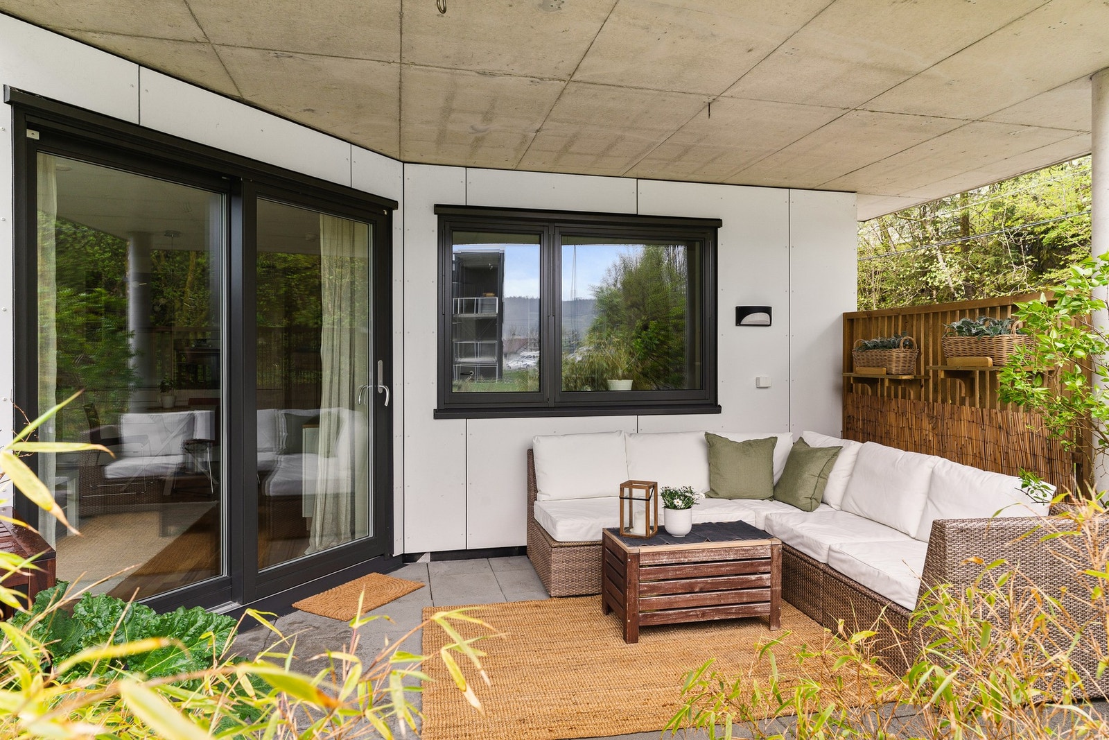 Uteplassen er overbygd, og fungerer som en forlengelse av stuen. Galleribilde