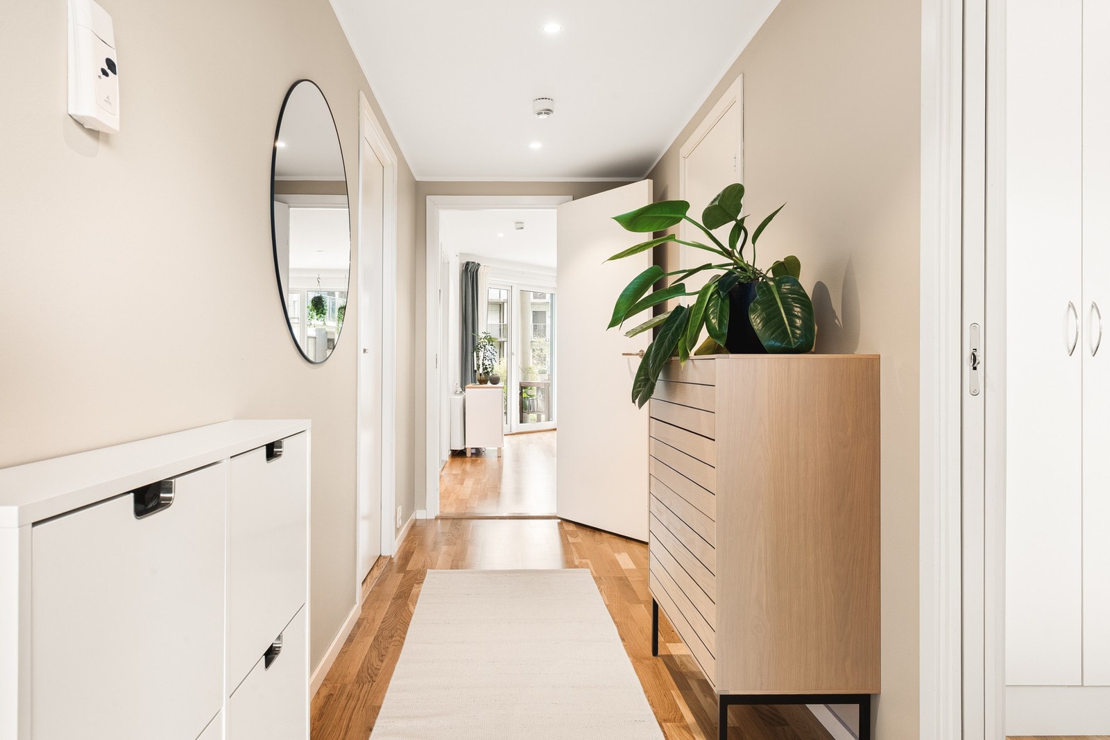 Gang med plass til oppbevaringsmøbler. Galleribilde