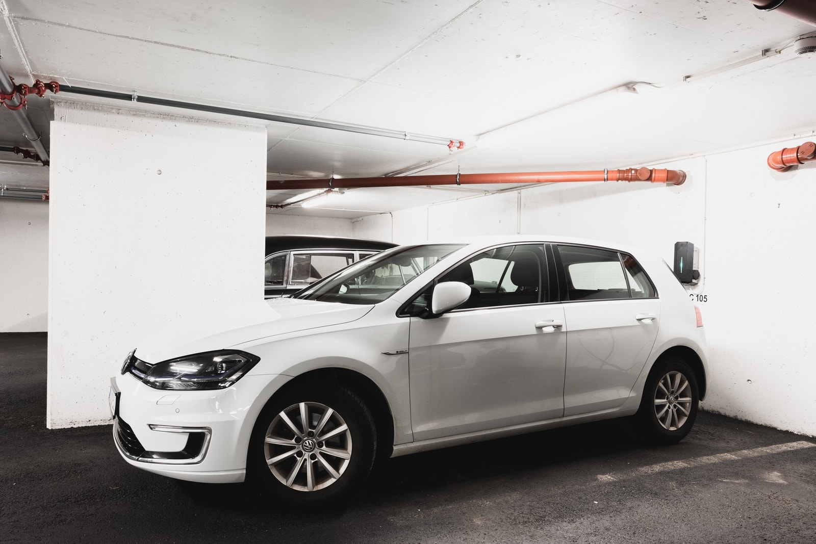 Det medfølger fast garasjeplass i felles lukket anlegg. Det er heisadkomst til garasjeanlegg. Galleribilde