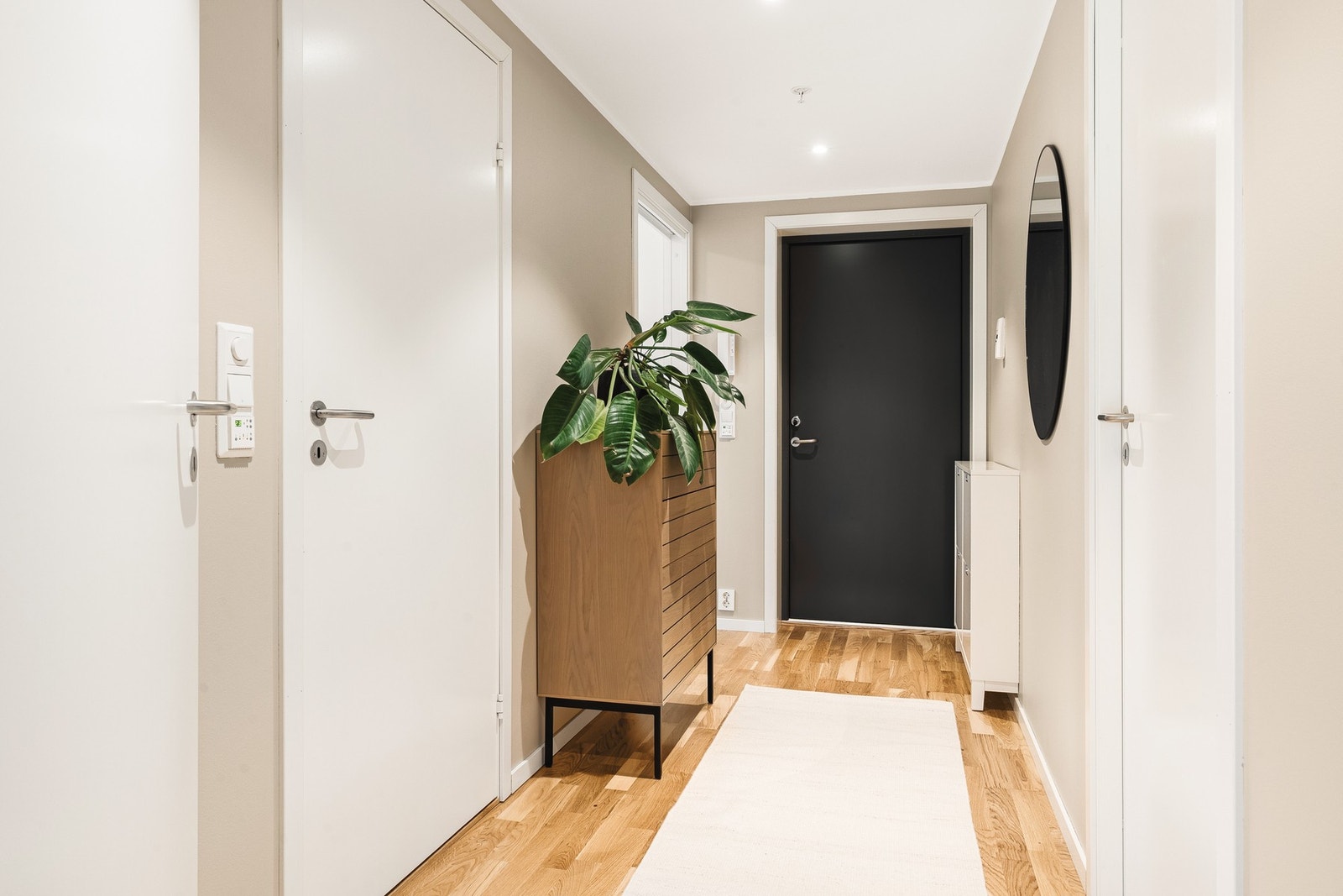 Entré med plass for klesoppheng og oppbevaring av sko. Galleribilde