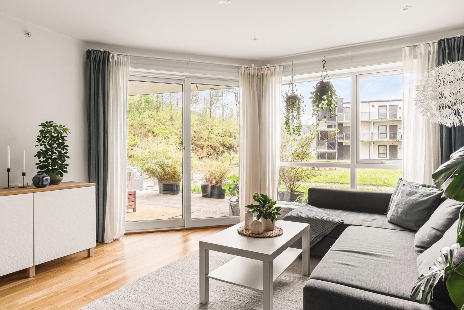 Store vindusflater som strekker seg fra gulv til tak gir rikelig med naturlig lysinnslipp. Galleribilde