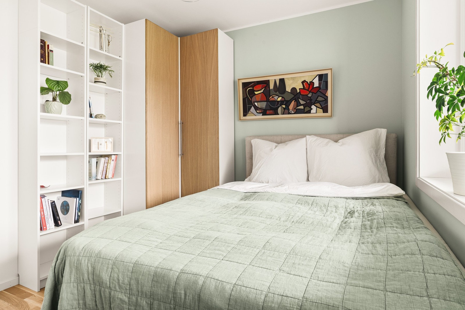 Det er godt med oppbevaringsplass i medfølgende garderobeskap. Galleribilde