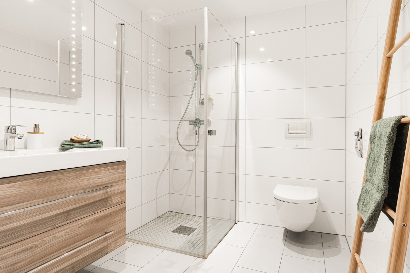 Lekkert helfliset bad med varmekabler i gulvet. Galleribilde