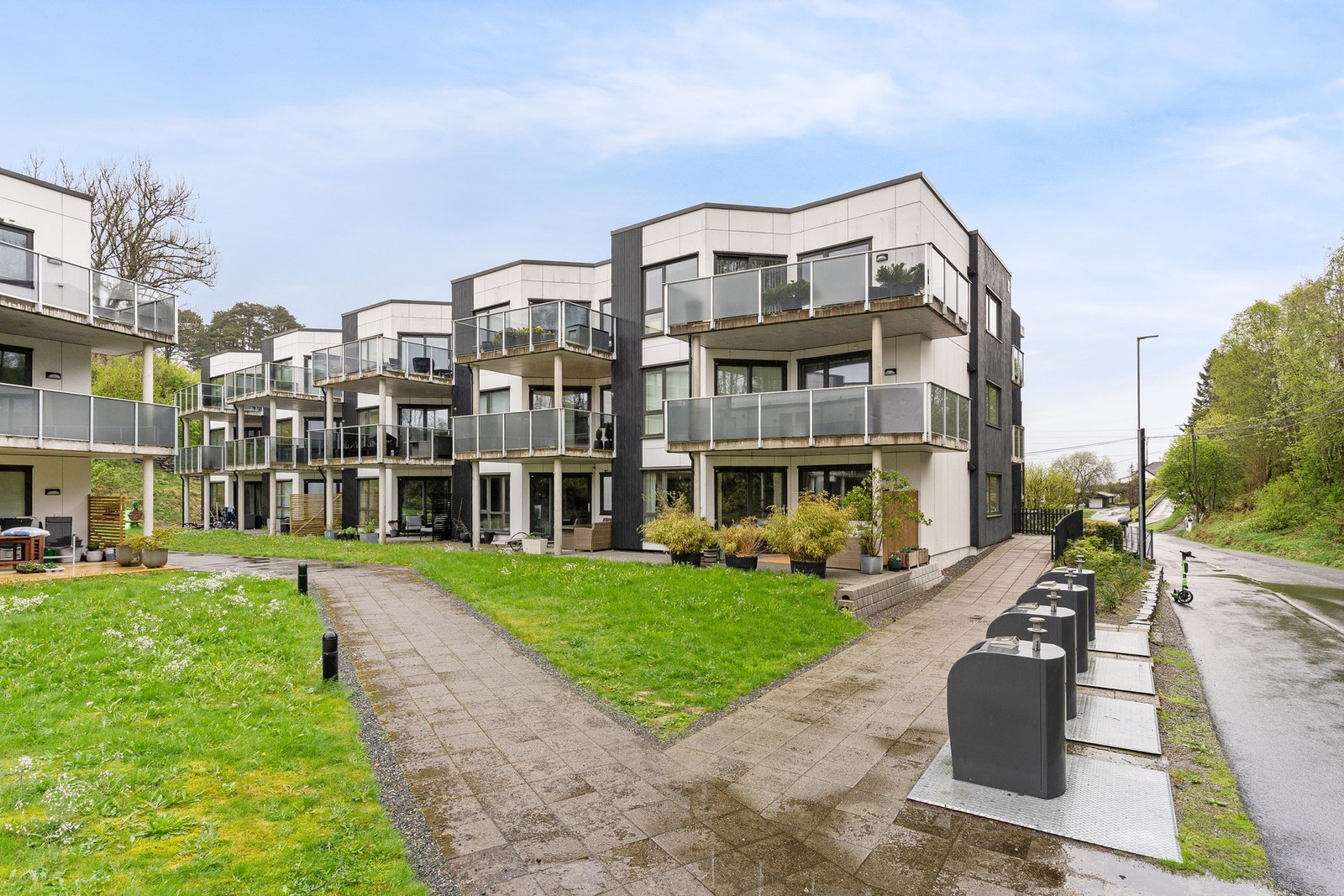 Sameiet har pent opparbeidede fellesarealer og uteområder. barnevennlig og pent. Galleribilde