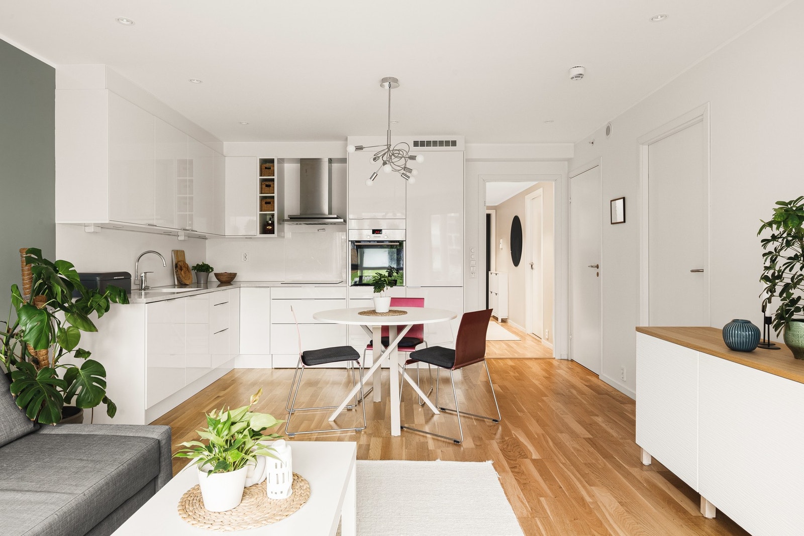 Den åpne løsningen mellom stuen og kjøkkenet sørger for et sosialt allrom. Galleribilde