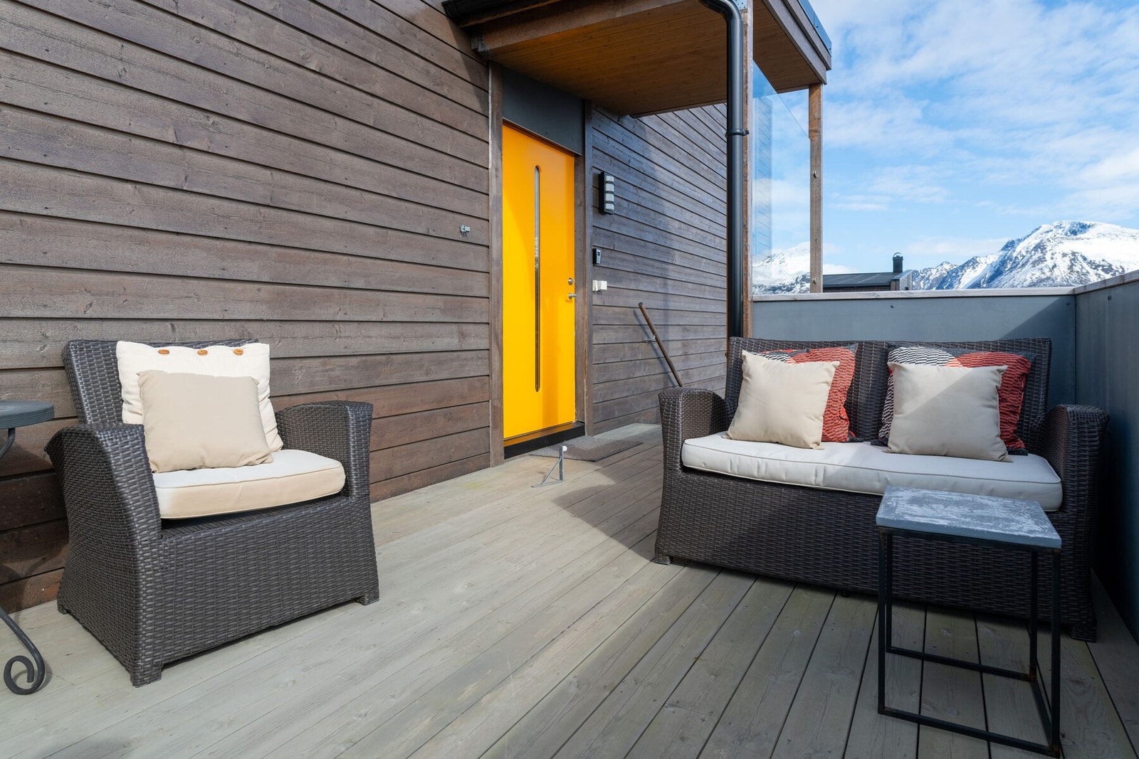 Hyggelig terrasse med gode solforhold ved inngangsparti Galleribilde