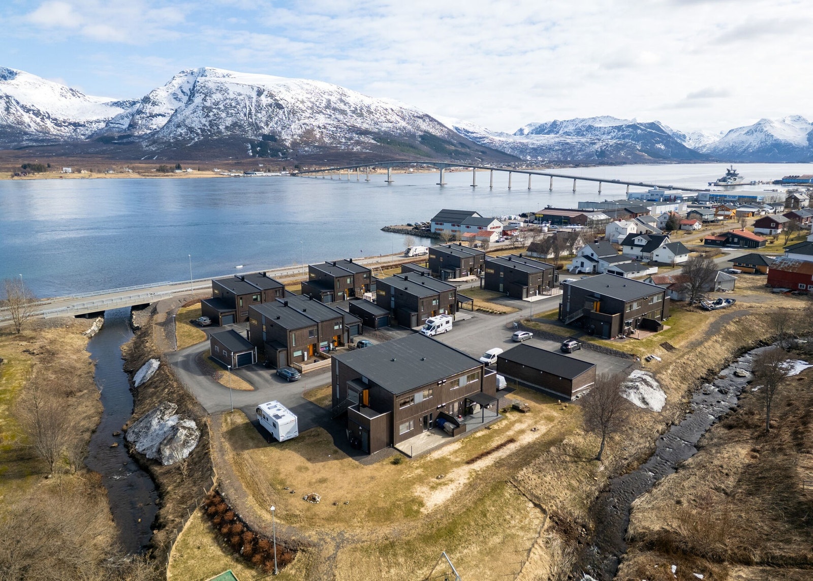 Eiendommen ligger i et veletablert boligområde like nord for Sortland sentrum Galleribilde