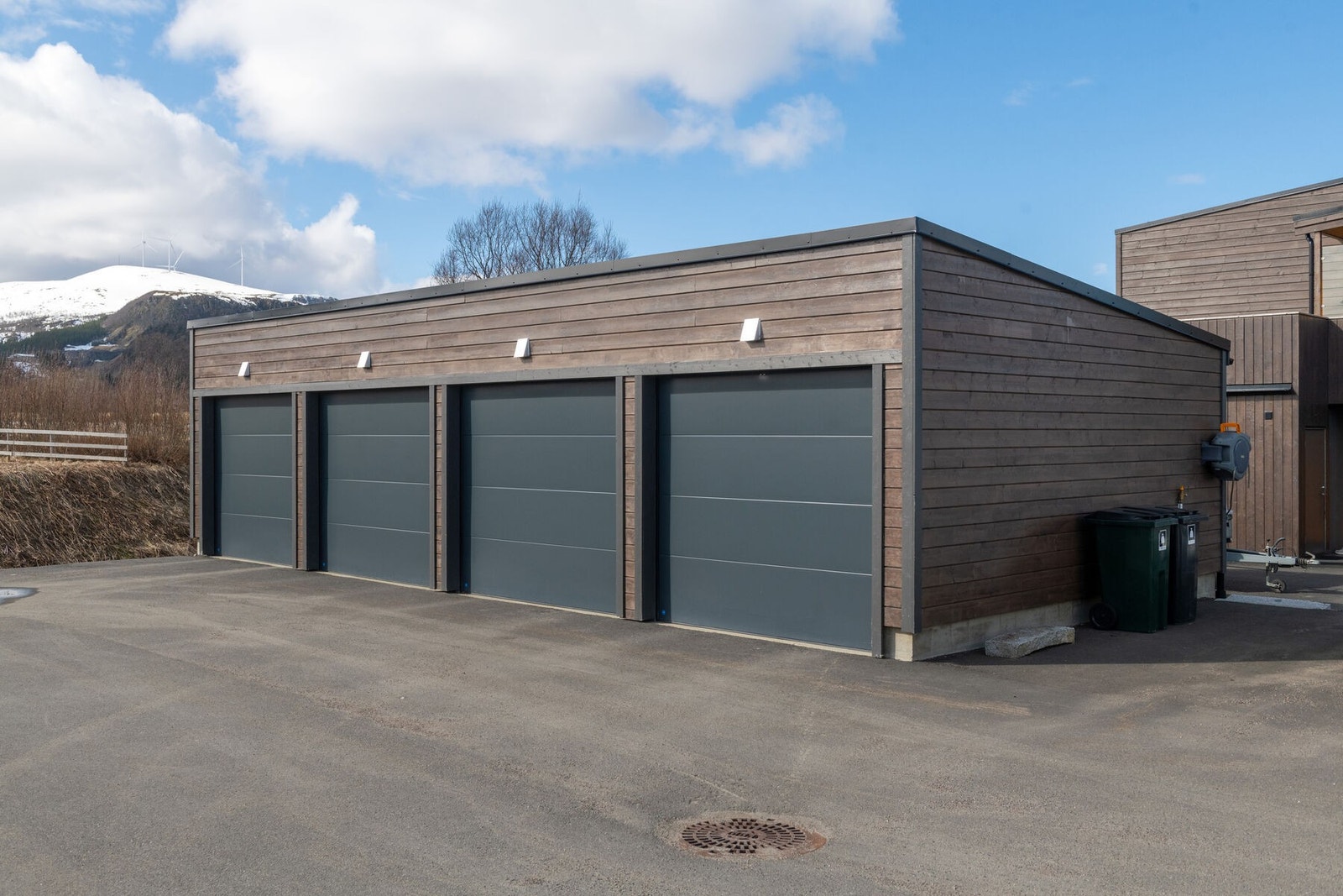4-mannsboligen har felles garasje med 1 plass hver - Plass til venstre tilhører leiligheten. For øvrig parkering på felles oppstillingsplass Galleribilde