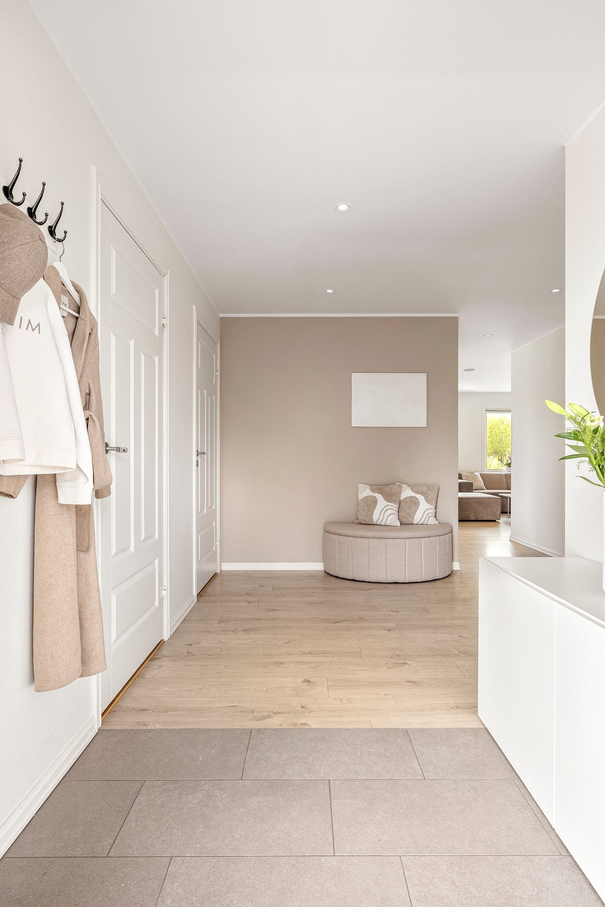 Gjennomgående i boligen er det downlights fra himling. Galleribilde
