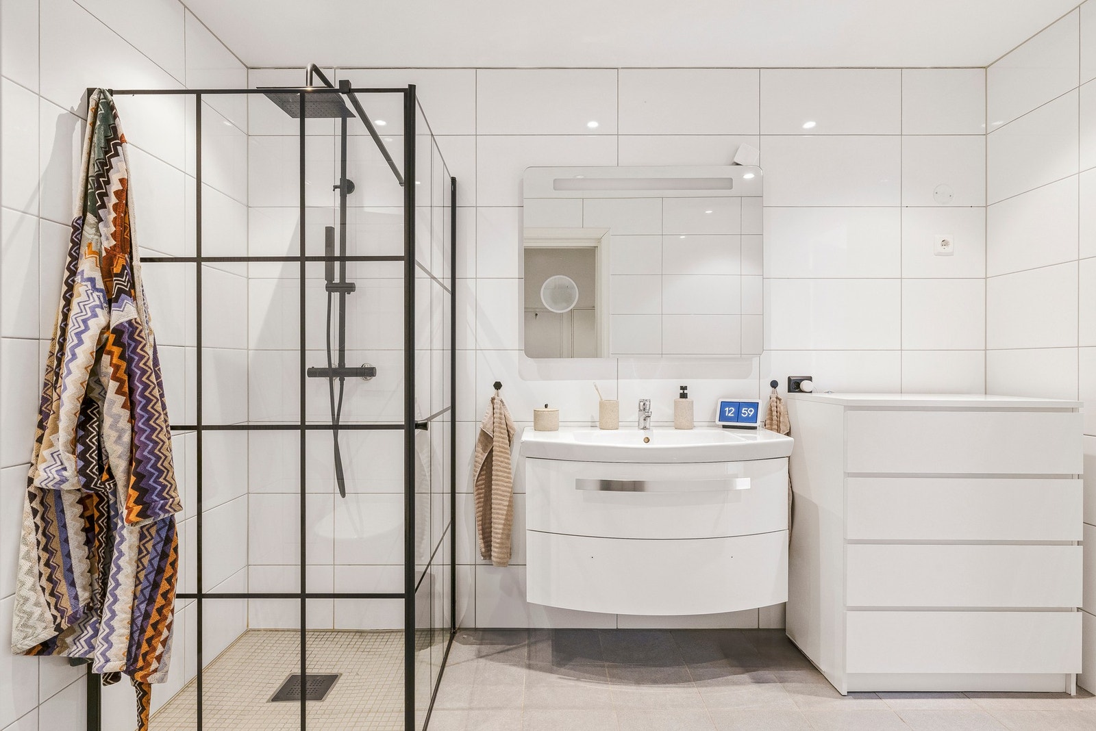Gjennomførte delikate detaljer og speil med stemningsfull belysning gir en luksuriøs spa-følelse - hver eneste dag! Galleribilde